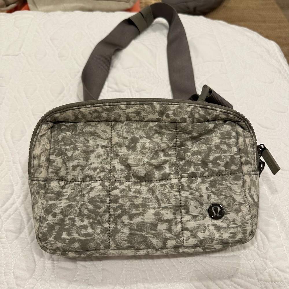 Lululemon Grey/Cream Patterned Belt Bag